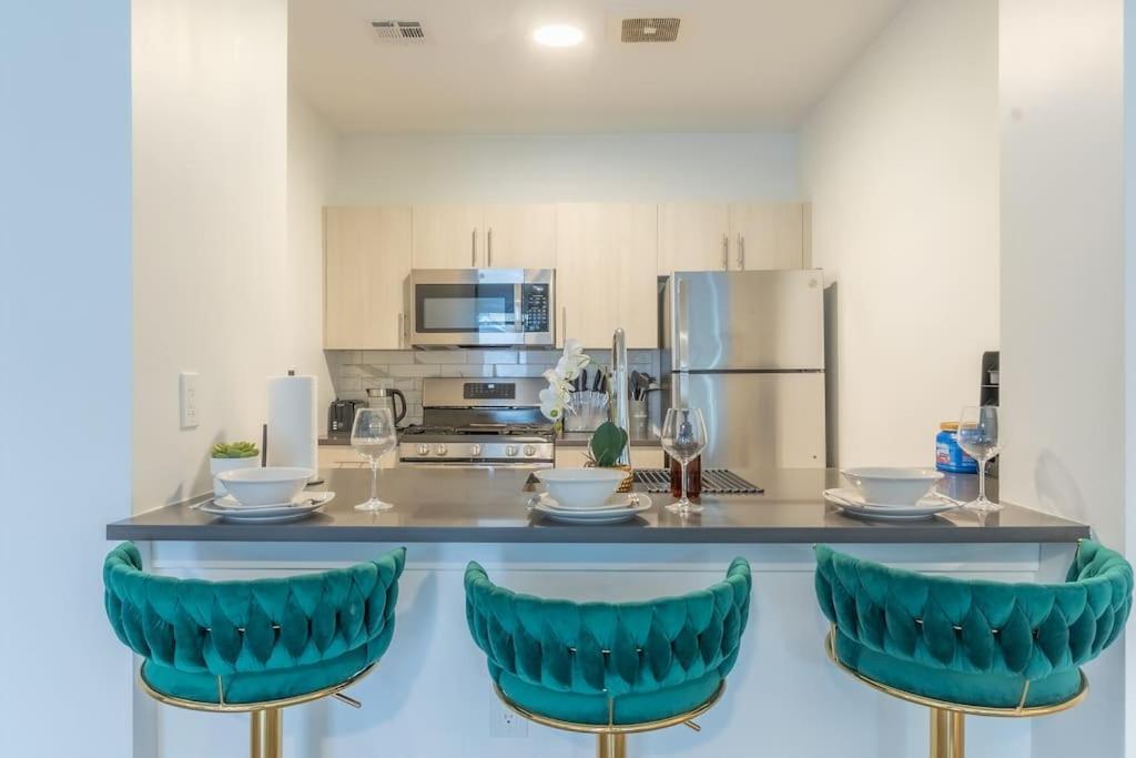 Spacious Airport Suite: Two-Bedroom Comfort with Laundry Orange Exterior photo
