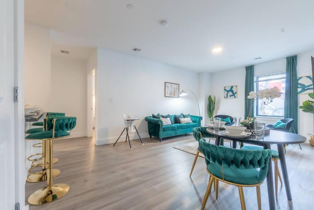 Spacious Airport Suite: Two-Bedroom Comfort with Laundry Orange Exterior photo